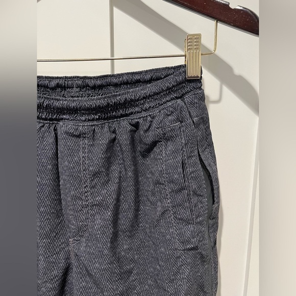 Lululemon Assert Short 9" Gas Station Deep Coal Black- Men's Small - Picture 3 of 4